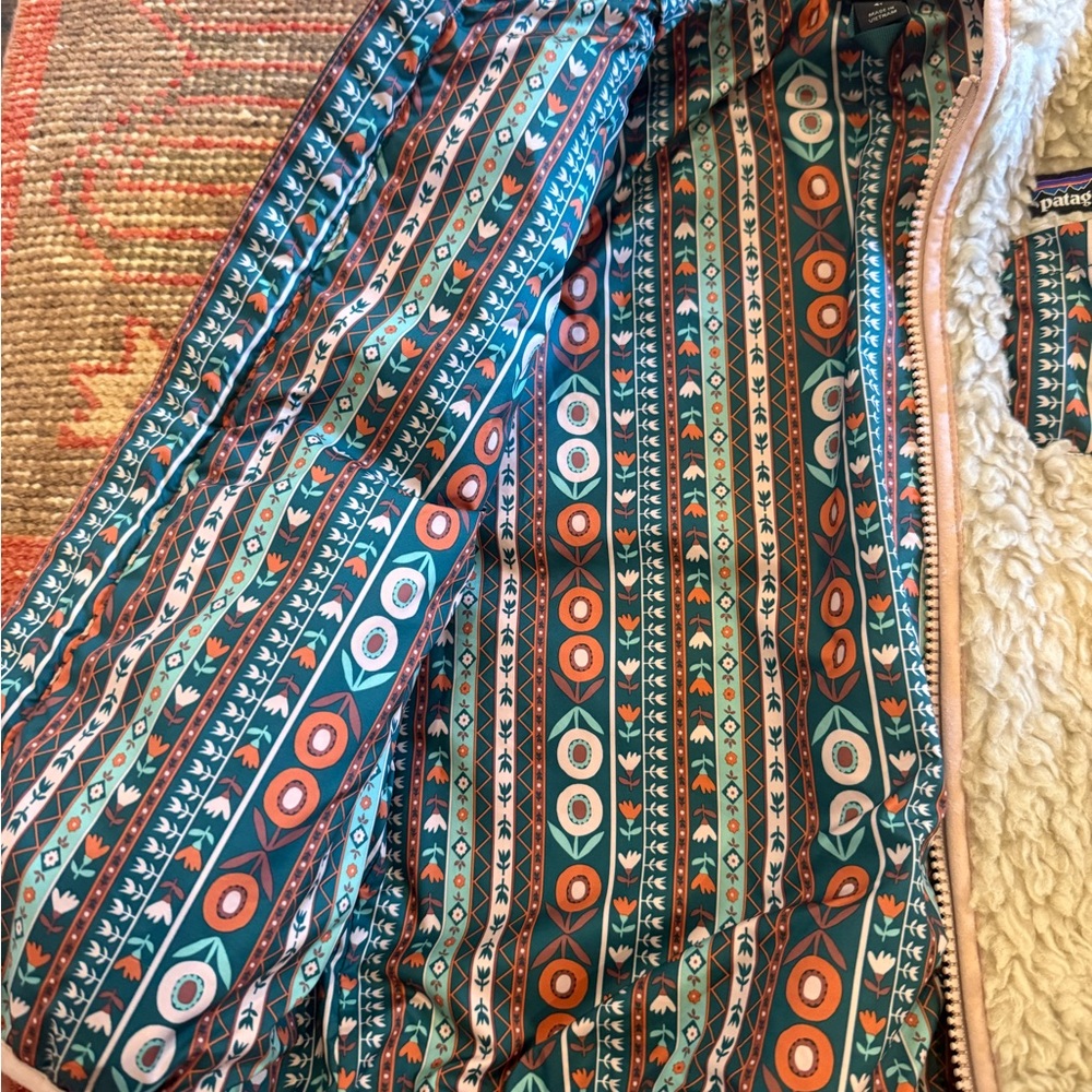 Patagonia Cream Fleece Vest with Colorful Pocket - Picture 4 of 5